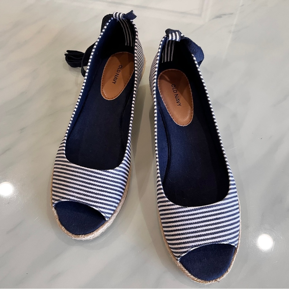 EUC Old Navy white and blue stripe canvas peep toe espadrille sandals 9